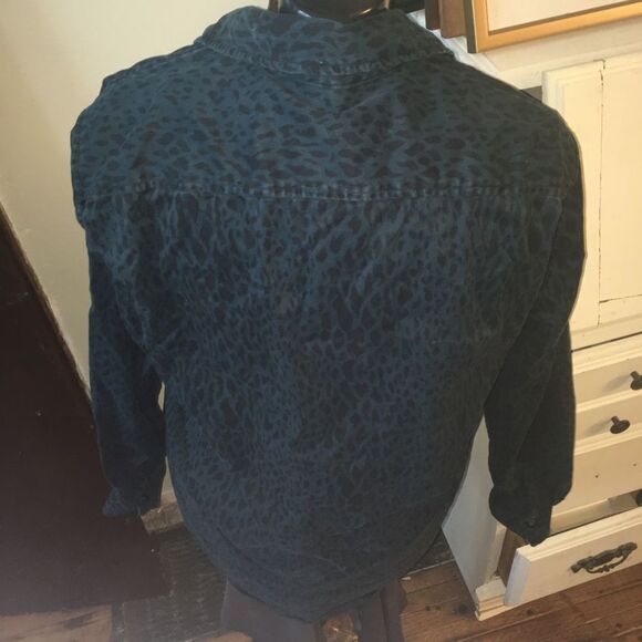 American Eagle blue leopard spot S button down shirt - Picture 3 of 4